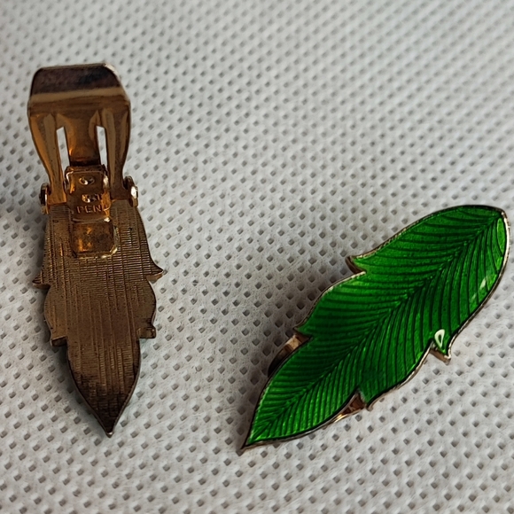 Green High Quality Vintage Clip Enamel Earrings Gold Tone Leaves EUC Unsigned - Picture 5 of 7